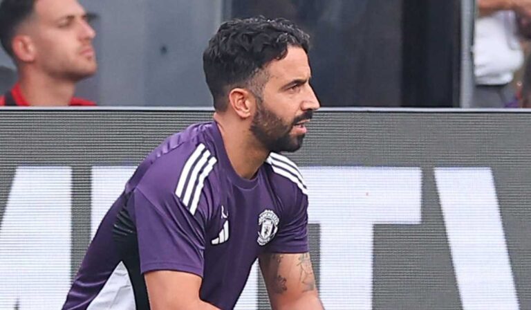 Manchester United didesak dari para pemain agar tidak dihukum secara finansial