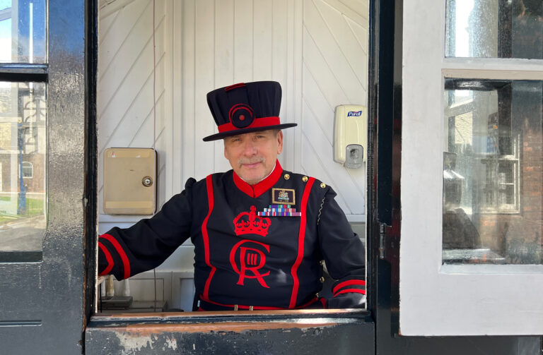 Tur Menara London dengan Beefeater: Apakah Layak?