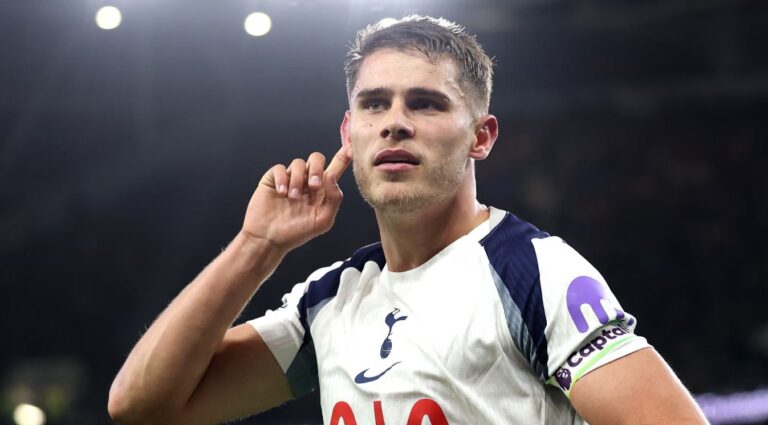 Bek Tottenham Paling Ngebut Bikin Dua Raksasa Premier League Saling Siku!