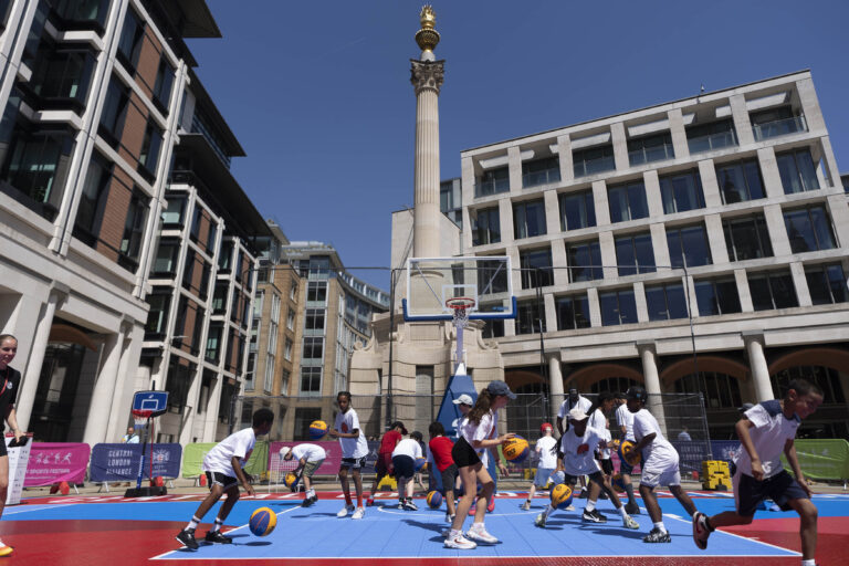 Lapangan Bola Basket 3×3 Festival Olahraga London Mencetak Kesuksesan Awal dengan Pengambilalihan Bola Basket Inggris